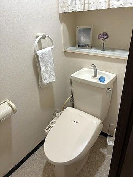 トイレは廊下から行くことができます♪LDKや各部屋からは廊下を挟んでおりますので、よりプライベート感をたもちやすい間取りです♪