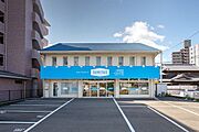 ガラス張りの明るい店内　トイザらスさんの斜め向かいにございます。気軽にお立ち寄り下さい♪