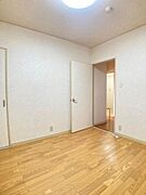長方形型のお部屋は家具の設置もイメージしやすい空間です。ナチュラルな雰囲気が安らぎを与え、自分好みのインテリアコーディネートを楽しめます。