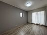 室内：2階にある約6.8帖の洋室です♪