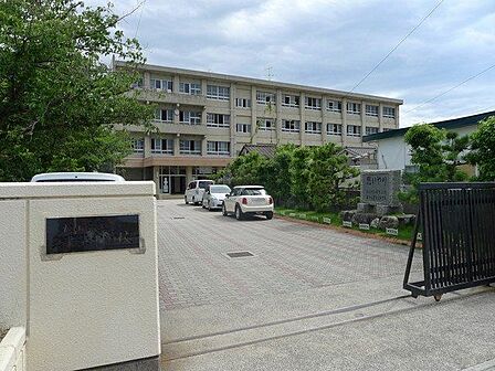 松山市立三津浜中学校 852m