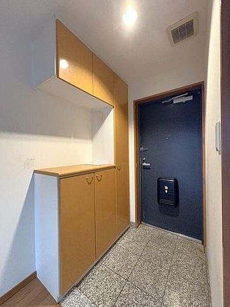 玄関にはシューズボックスがついております♪家族の靴を収納でき、間にあるスペースには小物等の展示もすることができますね♪