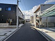 5ＬＤＫの間取りは、大家族や二世帯同居にも対応可能。1階の水回り動線や対面キッチンなど、家事効率を考えた設計です。全居室収納やＷＩＣに加え、天井高のあるリビングなど、暮らしやすさが詰まっています。