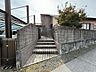 外観：玄関前には門扉がついております♪防犯面も嬉しく、子どもの急な飛び出しも防いでくれます♪
