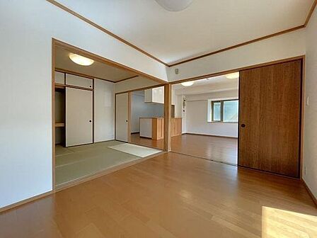 日が入り込み明るい印象です♪リビングと和室と洋室をつなげると、約27畳の広々大空間に♪