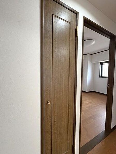 廊下には便利な収納を完備♪日用品や掃除道具もすっきり整理でき、使いたいときにすぐ取り出せて便利です♪