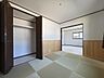 室内：リビング横にある約6帖の和室です♪