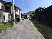 前面道路は南側で日当たり良好な立地です♪駐車4台可で、家族が1台ずつ持ったり、急な来客にも安心です♪