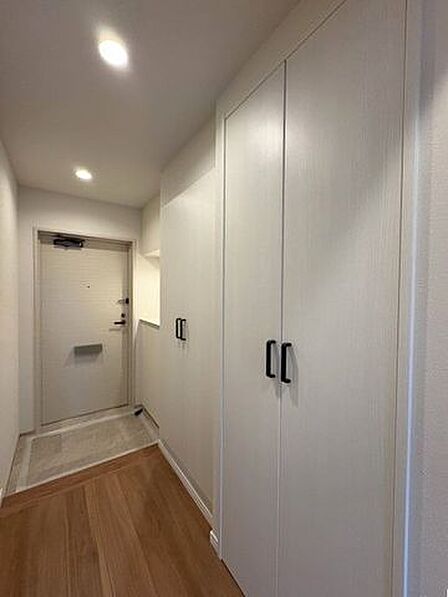 緑豊かなマンションエントランス♪季節の彩りを感じながら、住む人や訪れる人をやさしく迎える空間です♪