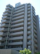 近隣に商業施設が充実しており生活便利な立地です♪小学校まで徒歩約8分で通学も安心♪
