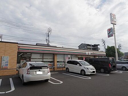 セブン-イレブン 松山湯渡町店 200m