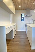 ※カップボードイメージです。SUMiTASブランドの新築住宅には、キッチンのカップボードが備え付けです。上部・下部の二段に分け、ゴミ置き場スペースも用意した収納です。ものが多くなるキッチンを広く使える