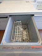 SUMiTASの新築戸建には食洗器が備え付けられております♪食器を洗う時間を短縮♪家族との憩いの時間に繋がりますね♪