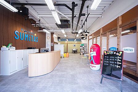 ガラス張りの明るい店内 トイザらスさんの斜め向かいにございます。気軽にお立ち寄り下さい♪