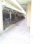 マンションには屋根付き駐輪場を完備♪通勤・通学やお買い物に自転車が便利で、雨の日も安心して利用できます♪