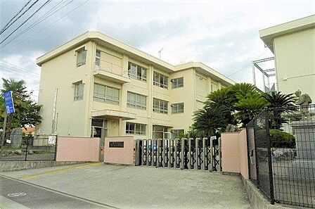 松山市立桑原小学校 926m
