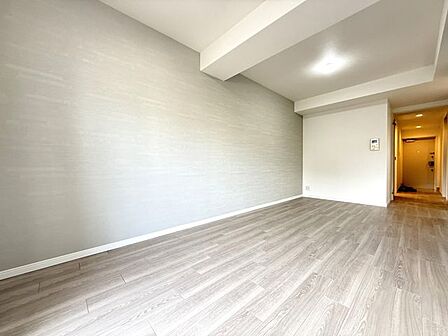 東側から撮影したLDKの写真です♪白色系の壁と木目調の床は、様々な家具との調和がしやすい空間です♪
