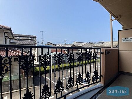 バルコニーは洗濯物に嬉しい南西側です♪前面が駐車場なので、暖かな光が差し込みやすいのが嬉しいですね♪