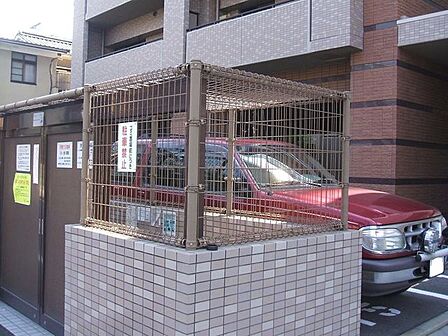 ゴミステーションもあります♪柵や扉もついているので、動物などの被害をふせいでくれるのが嬉しいですね♪