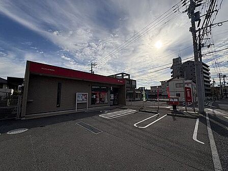 松山衣山町郵便局 739m