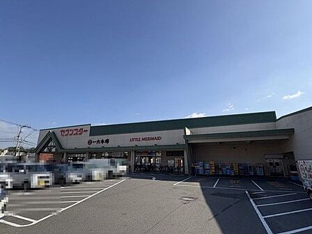 松山市東石井にある「セブンスター石井店」。鮮度の良い食材から日用品まで豊富に揃い、地域に親しまれる便利なスーパーです。 275m