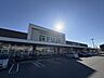 周辺：フジ 松前店 豊富な食料品や生活用品を取り揃え、日々の買い物や食卓を便利で快適にサポートする地域密着型のスーパーマーケットです。 531m