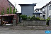 約54坪の北東向き土地は、解体更地渡しで建築条件は付いておりません。理想のお家を自由にプランニング。