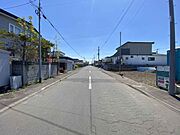 見通しの良い前面道路と、青空が広がる穏やかな住環境。毎日の暮らしに、ゆとりと開放感をもたらします。