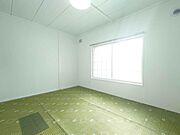 【2階和室】南向きの大きな窓からたっぷりの日差しが降り注ぐ明るい室内です。