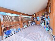 【車庫】建物と一体化した屋根付きの車庫スペース。カー用品やアウトドアグッズの収納にも便利です。