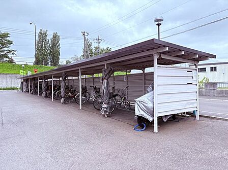 【駐輪場】屋根付きの駐輪場を備えているため、大切な自転車を雨や雪から守ることができます。