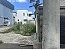 外観：【現地土地】建築条件なし＆南西向きで陽当り良好な122m2の土地。小中学校やスーパーが徒歩10分圏