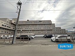 【外観】落ち着いた色合いで佇む重厚感のある大規模マンション。