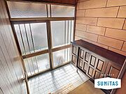 明るく落ち着いた雰囲気の玄関。住まいの第一印象を大切にした空間です。