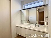 洗面台も大きく、2人並んで使うことも可能です。