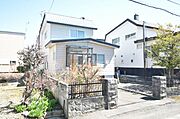 奥行きを感じさせる2階建の4LDK 。空き家のため、お好きなタイミングで内覧可能です 。