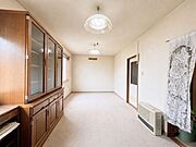 家具の配置もしやすい、奥行きにゆとりがある縦長のリビング。※現地の撮影写真を基にCG加工編集済