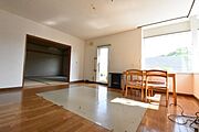 窓から開放的な景色が広がるリビングダイニング 。閑静な住宅街ならではの落ち着いた空間です 。