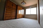 明るい光が差し込む2階の6帖部屋 。丁寧に使用されてきたことが伺える綺麗な空間です。
