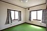 室内：【居室】写真はCG加工を施しています。2面の窓から心地よい光と風をたっぷり採り入れられます。