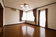 大きな窓から光が差し込む、南向きで明るく開放的なリビングです。※現地の撮影写真を基にCG加工編集済