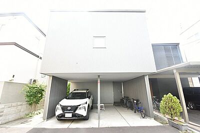 外観:1階部分に広々としたピロティ駐車場を備えた外観。天候を気にせず車の出し入れが可能です。 外観:1階部分に広々としたピロティ駐車場を備えた外観。天候を気にせず車の出し入れが可能です。
