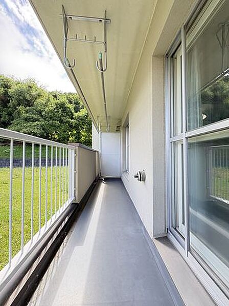 物干し金物を備えた屋根付きバルコニー。目の前に緑が広がり、心地よい風を感じながら洗濯物を干せます。