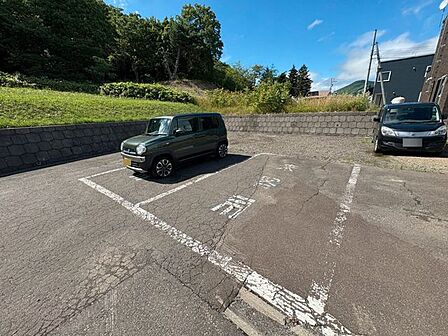 敷地内に便利な来客用駐車場を完備。ご友人やご親戚が訪れた際にも安心して車を停めていただけます。