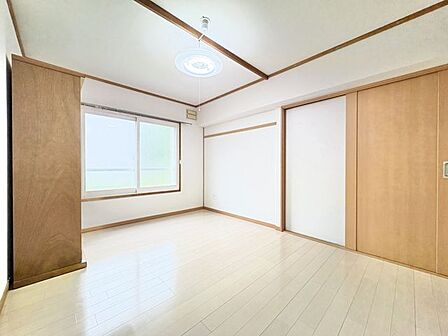 デスクや大型家具も置ける約6帖の洋室。子供部屋や書斎に活躍。※現地の撮影写真を基にCG加工編集済