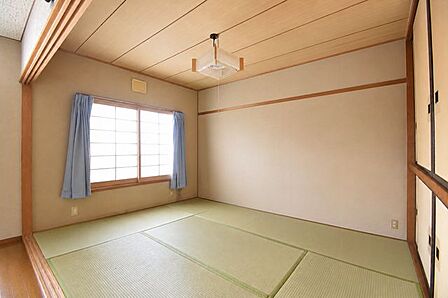リビング隣接で使い勝手良好。寛ぎの場や客間に適した和室。※現地の撮影写真を基にCG加工編集済