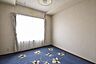室内：大きな窓から自然光が差し込む、明るくシンプルな洋室です。※現地の撮影写真を基にCG加工編集済