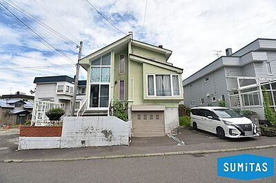 外観:緑豊かな街並みに馴染む爽やかな外観。大きな窓が印象的で、明るい陽光が差し込むデザインです。 外観:緑豊かな街並みに馴染む爽やかな外観。大きな窓が印象的で、明るい陽光が差し込むデザインです。