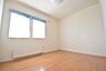 室内：2連窓から明るい陽光が差し込む洋室。子供部屋にもおすすめです。※現地の撮影写真を基にCG加工編集済