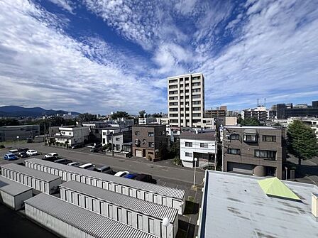 洋室の窓から広がる青空と街並み。最上階につき遮るものがなく、開放感にあふれています。